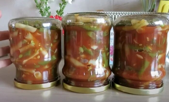 Рецепт стручковой фасоли в томате на зиму. Спаржевая фасоль на зиму в банках. фасоль зеленая на зиму в банках с томатом. фасоль на зиму зеленая в рассоле в банке без стручков. фасоль стручковая на зиму в банках рецепты без стерилизации.