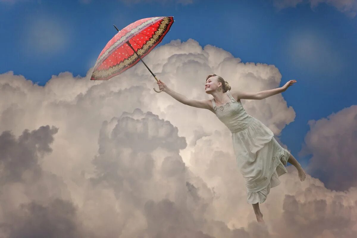 Былые мечты. Девушка летает. Полет в облаках. Девушка парит в облаках. Полет души.