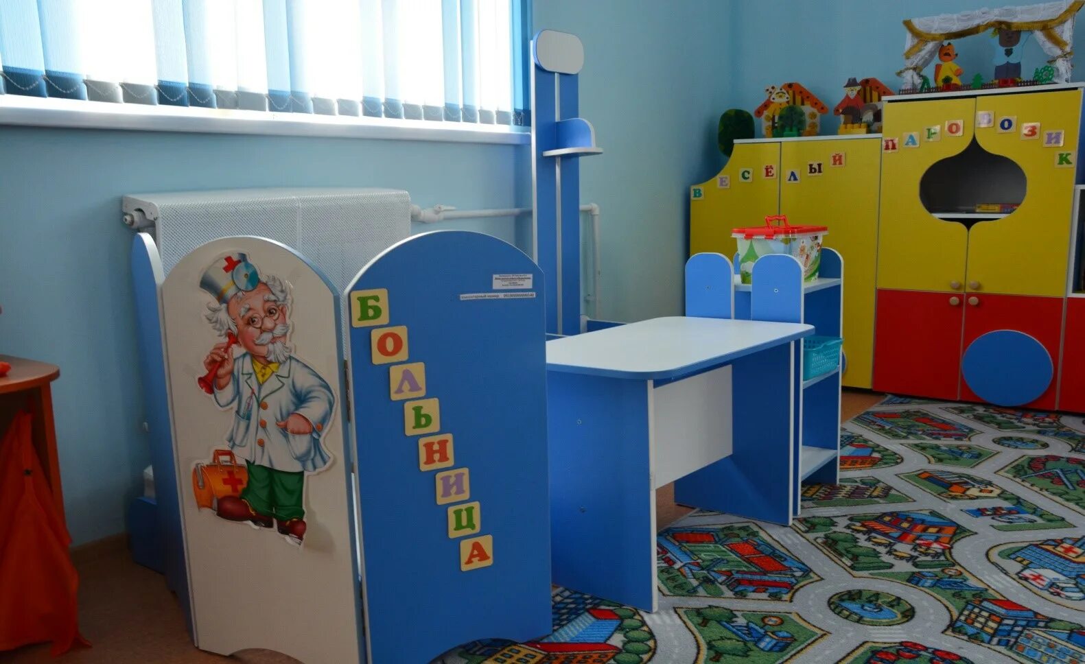 Уголок ролевых игр в детском саду. Игровой уголок в доу. Уголок сюжетно-ролевых игр. Игровые зоны в детском саду. Уголок сюжетно-ролевых игр.