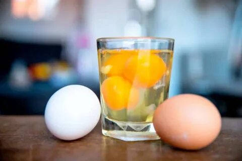 Realmente es saludable poner un huevo crudo al jugo? 