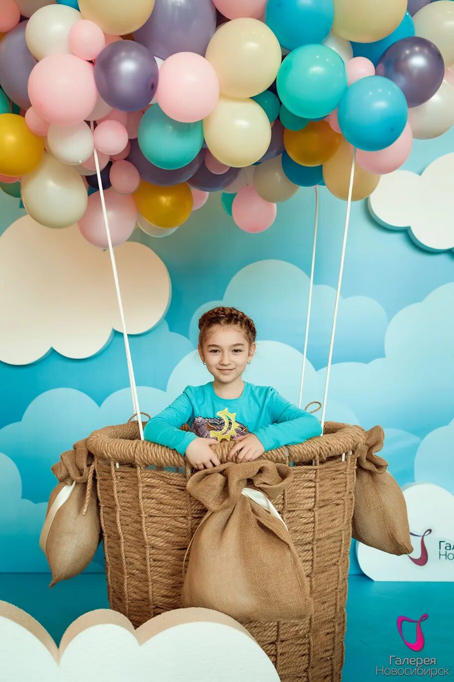 Корзина с шарами для фотосессии. Детская фотозона. Фотозона воздушный шар с корзиной. Фотозона на детский день рождения. Фотозона с воздушным ШАРОМШАРОМ.