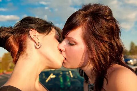 Поцелуй двух девушек фото 