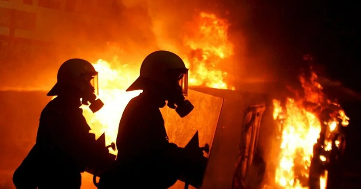 Выносит из пожара. Пожарные спасают людей. Пожарные на пожаре спасают. Пожарный выносит ребенка из огня. Пожарный выносит из пожара.