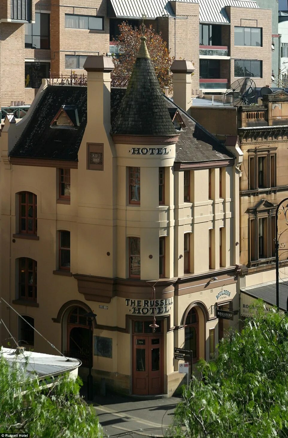 Russell hotel london. Cambridge theatre london. Russell hotel. Russell hotel london. Отель рассел.
