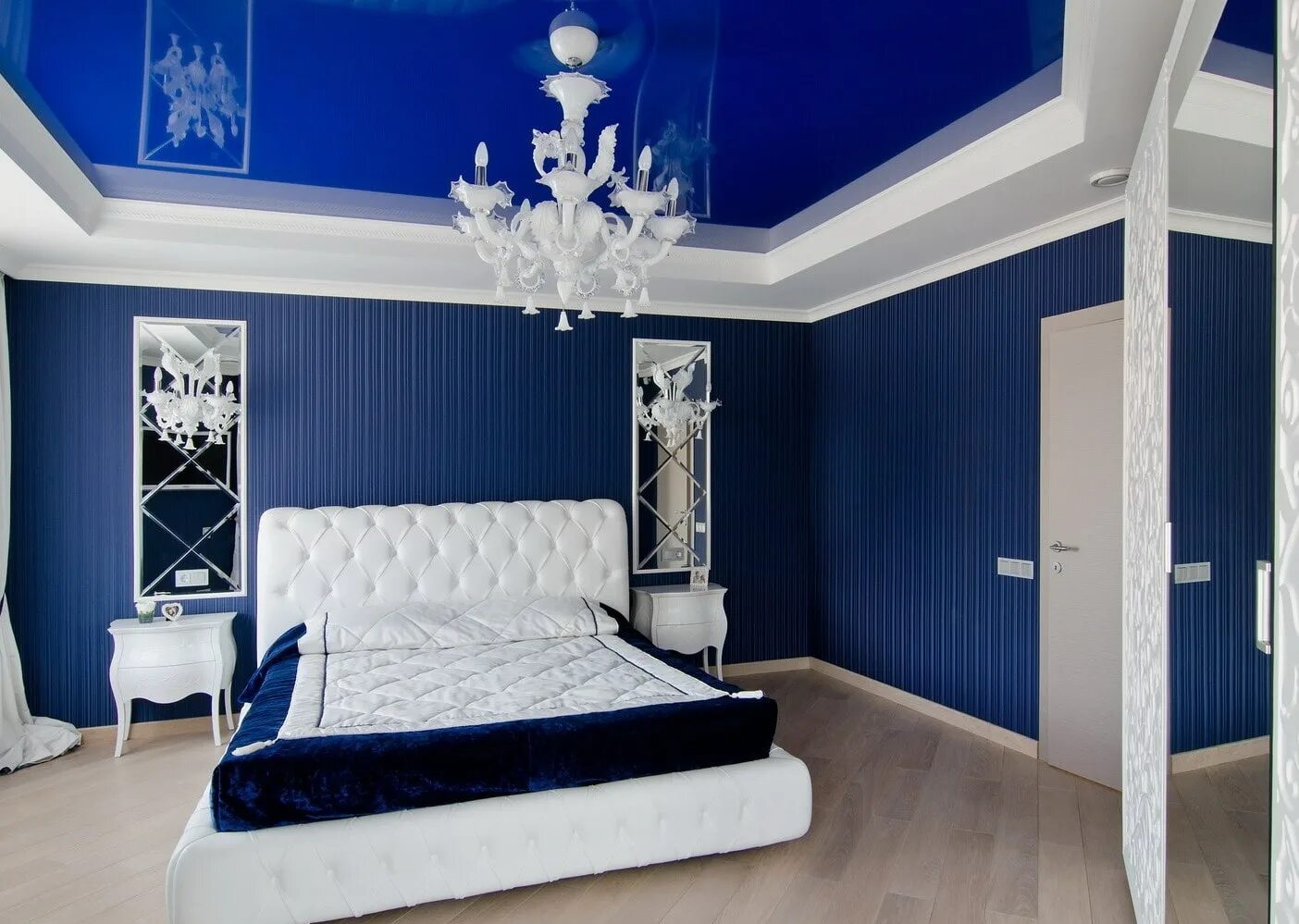 Сочетание цветов потолка. Спальня в синих тонах. Спальня в синем цвете. Синяя комната интерьер. Спальня в бело синем цвете.