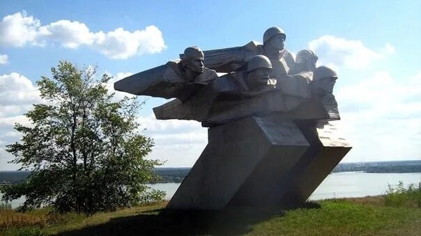 Памятники в воронеже вов 1941-1945. Памятники вов в воронеже. Братская могила памятник славы воронеж. Воронежский мемориал. Памятники освобождения воронежа.