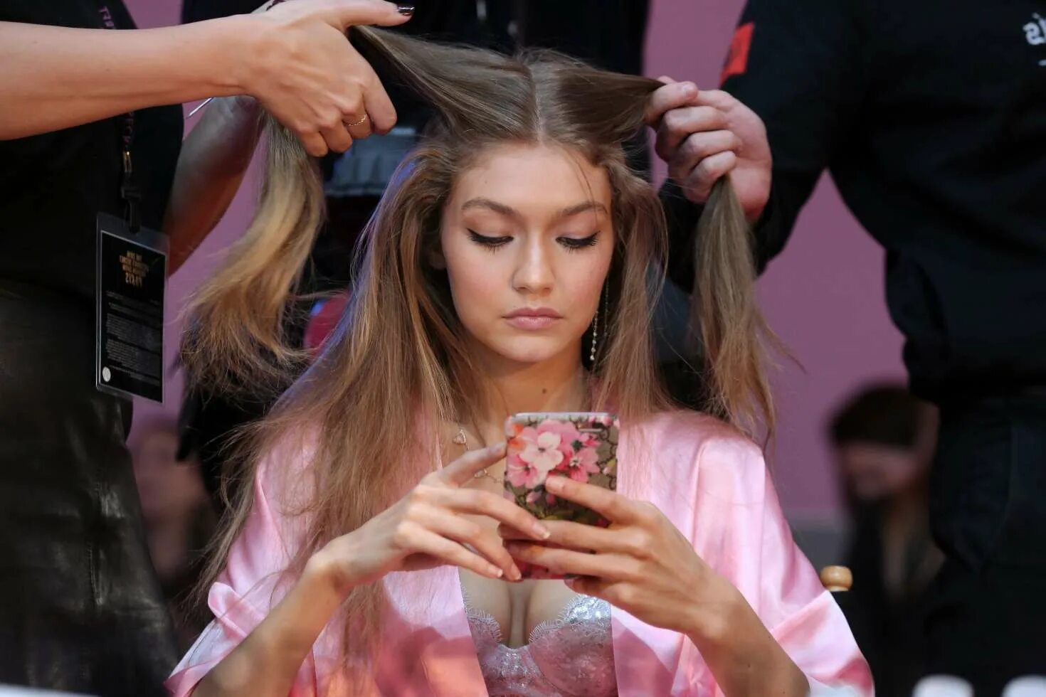 Хайп за кулисами ютуб. Джиджи Хадид за кулисами Виктории Сикрет. Gigi Hadid Victoria Backstage 2016.