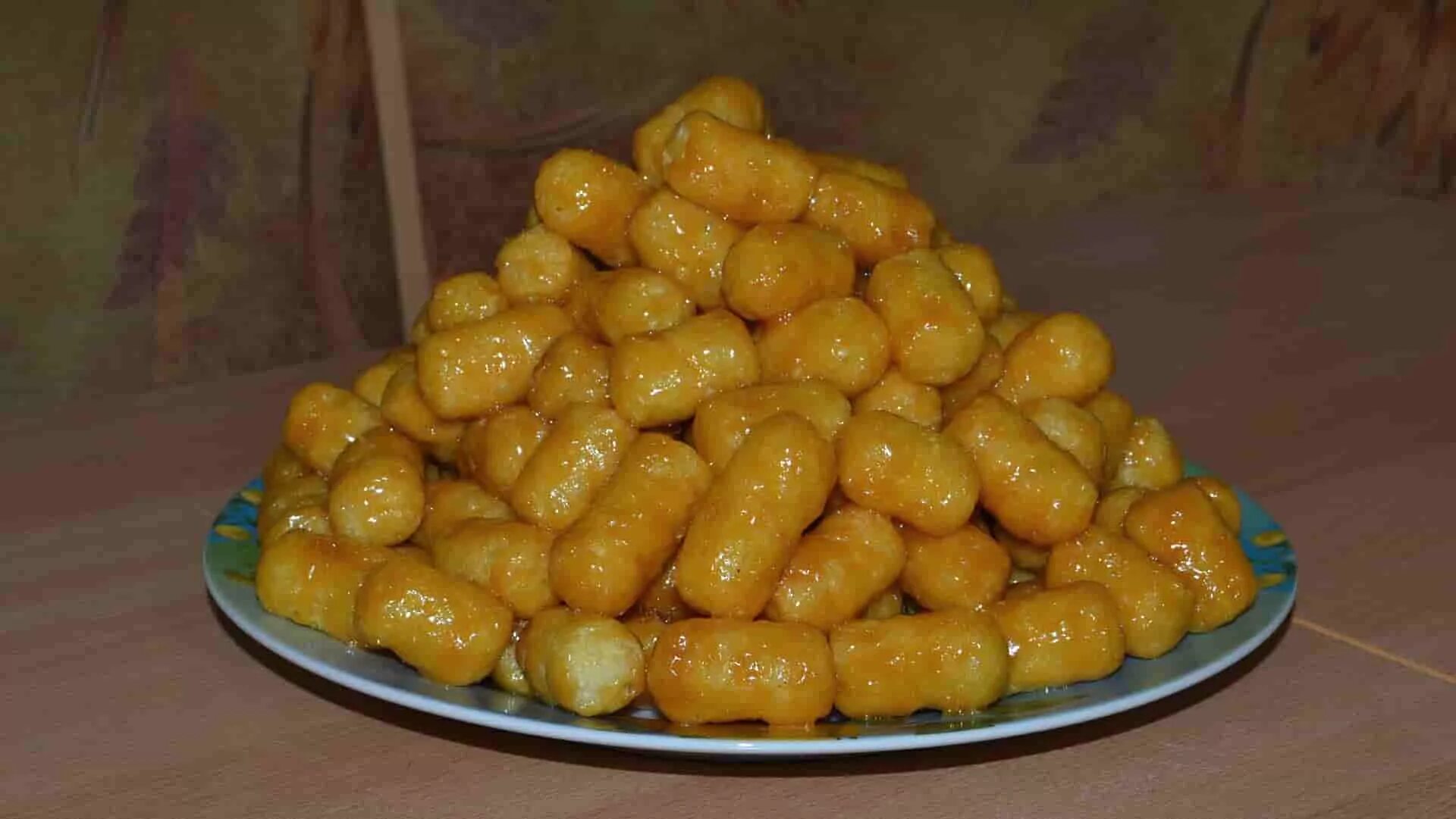 кукурузные палочки золотой ключик. колбаска из кукурузных палочек. торт муравейник из кукурузных палочек и ирисок. торт с кукурузными палочками. кукурузные палочки с ирисками.