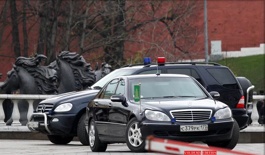 кортеж патриарха кирилла. патриарх кирилл объехал москву. кортеж патриарха кирилла в пензе. патриарх кирилл с иконой в мерседесе. патриарх кирилл кортеж.