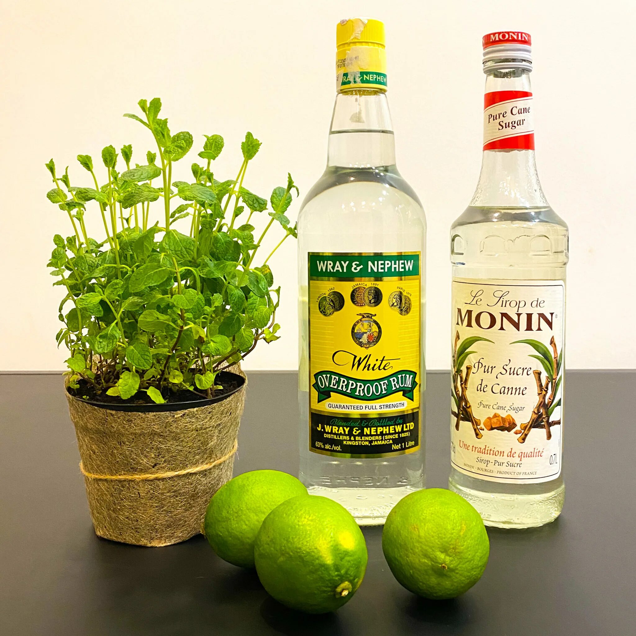 Как делать мохито. Классический Мохито алкогольный. Mojito напиток алкогольный. Ром для Мохито. Белый Ром для Мохито.