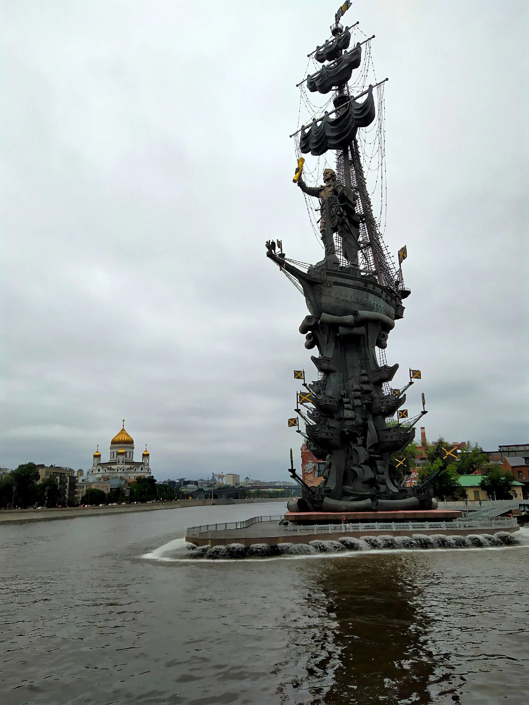 Самый большой памятник. В ознаменование 300-летия российского флота. Высокий памятник. Высокие памятники мира.