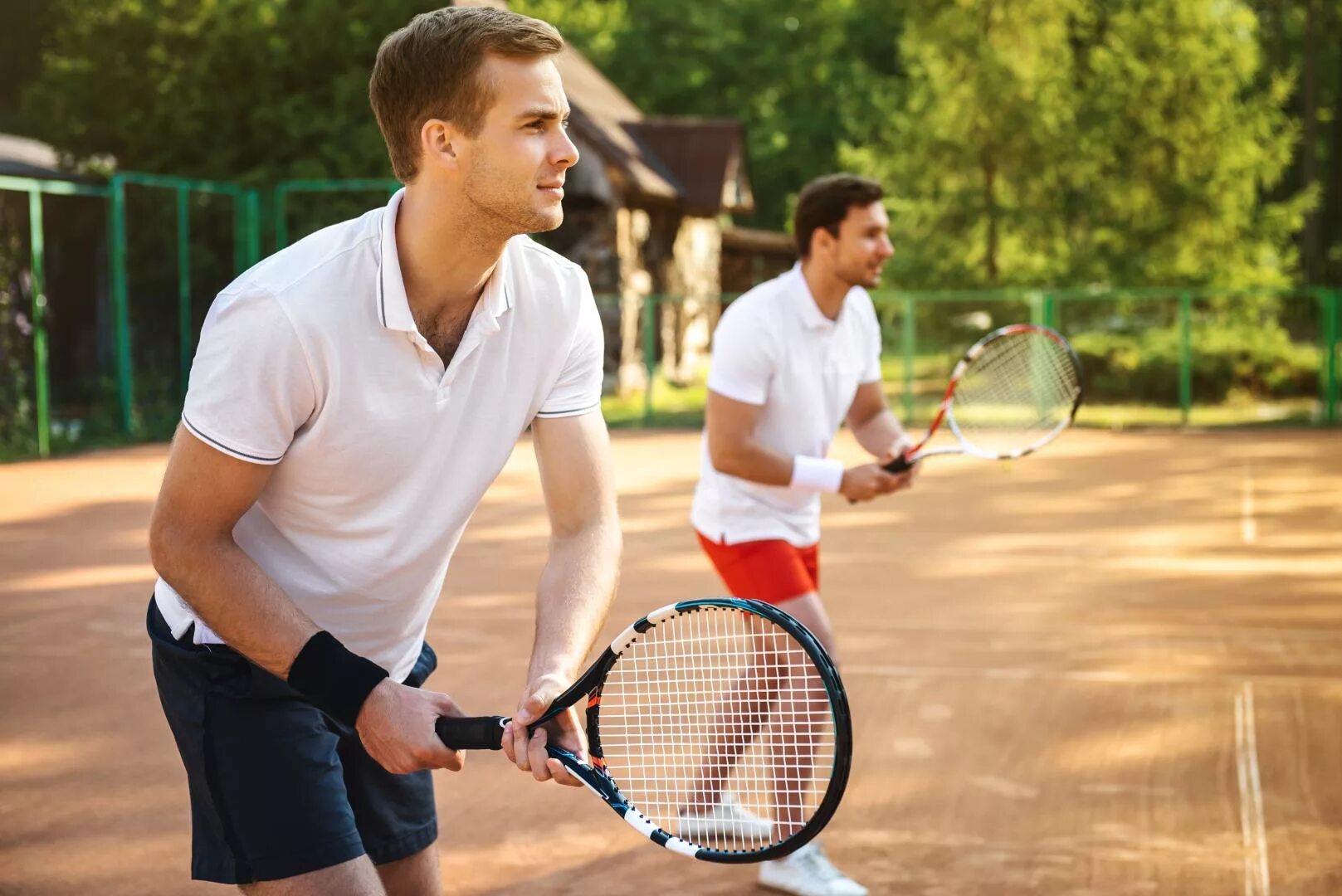 We play tennis when. Парень на теннисном корте. Большой теннис. Парень играющий в теннис. Мужская фотосессия на теннисном корте.