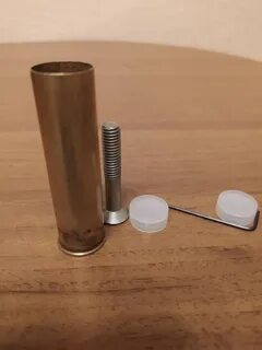 Незаряженная металлическая гильза