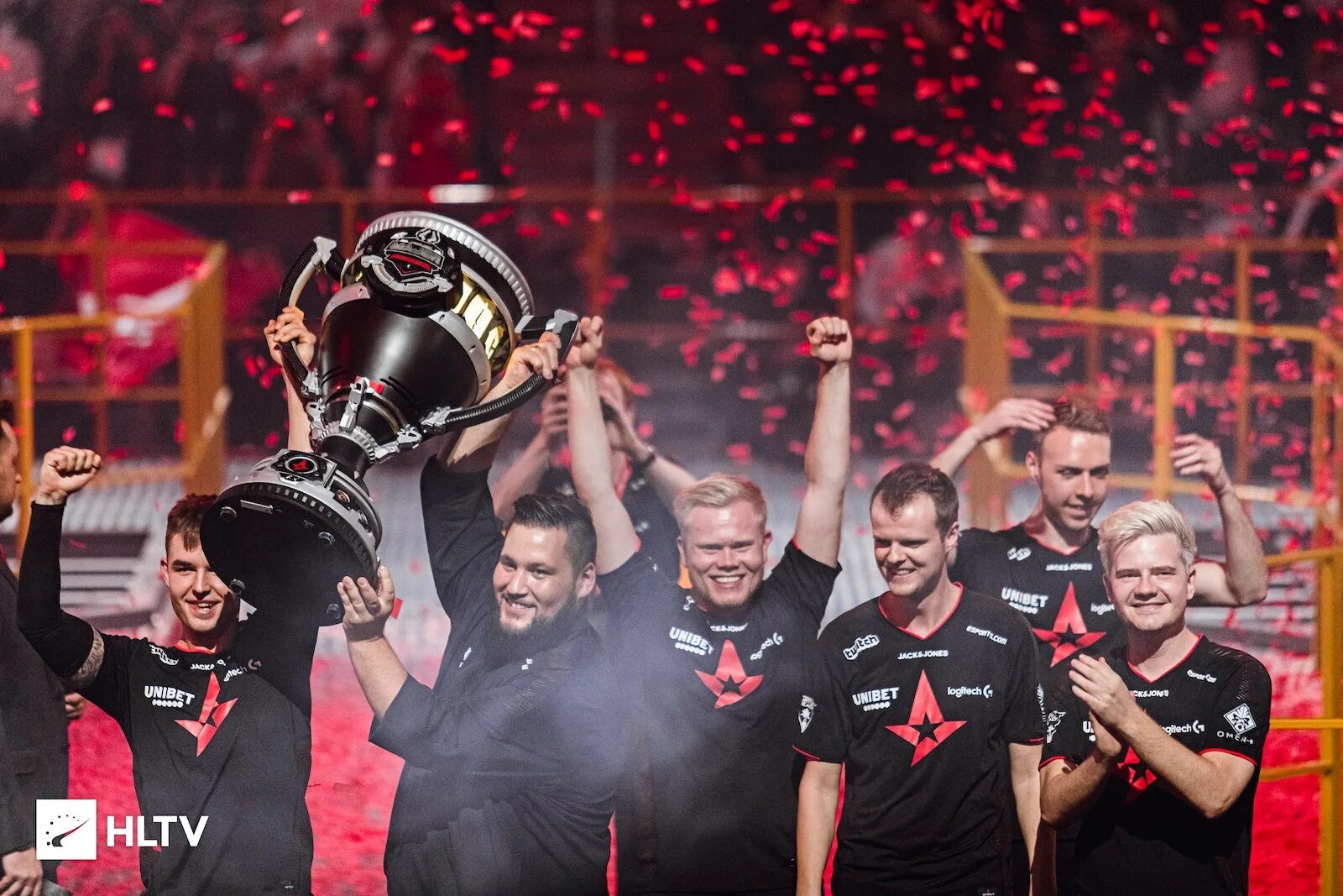 Go go berlin. STARLADDER Berlin Major 2019 Кубок. STARLADDER Berlin Major астралис. Астралис чемпионы МАЖОРА. Астралис 2019.