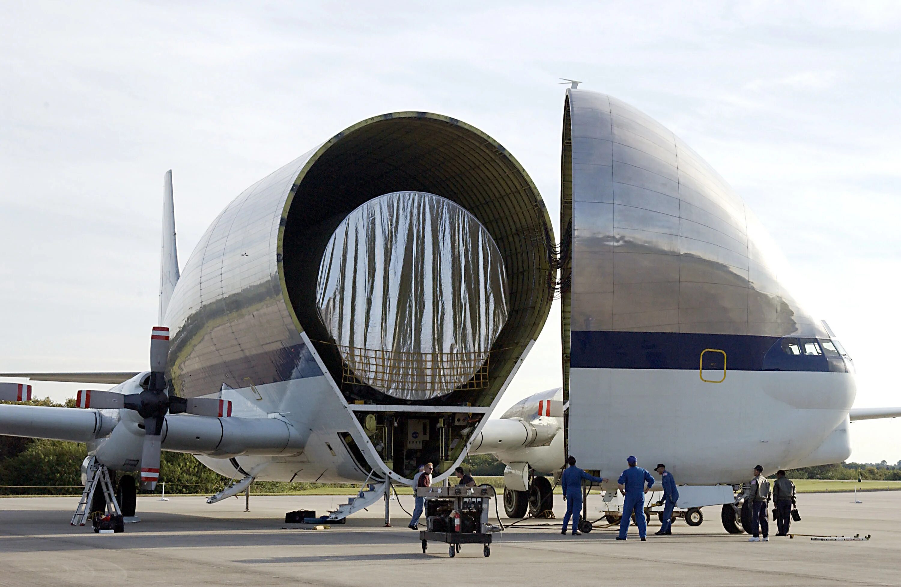 Самый большой вариант. Aero Spacelines super Guppy кабина. Boeing 777 и АН-124. Самый большой грузовой самолет в мире. Необычные самолеты.