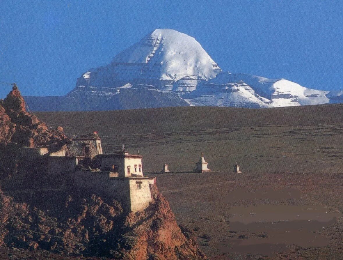 Священная гора 5 букв. Кайлас гора в Тибете. Тибет Лхаса гора Кайлас. Тибет гора Кайлас город богов храм. Гора Кайлас на Тибете фото.