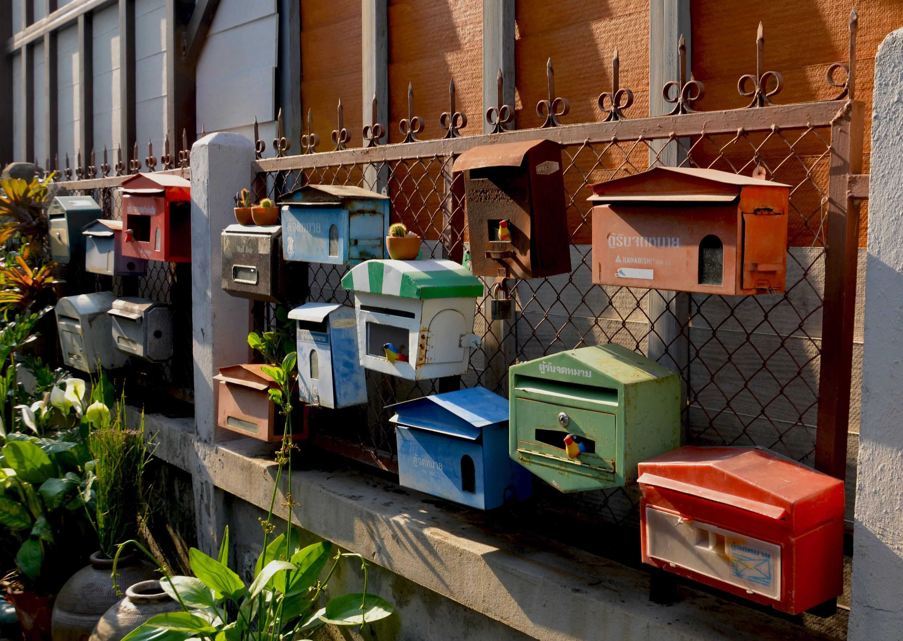 Mailbox hosting. Необычный ящик. Почтовый ящик. Старинный почтовый ящик. Старый ящик.