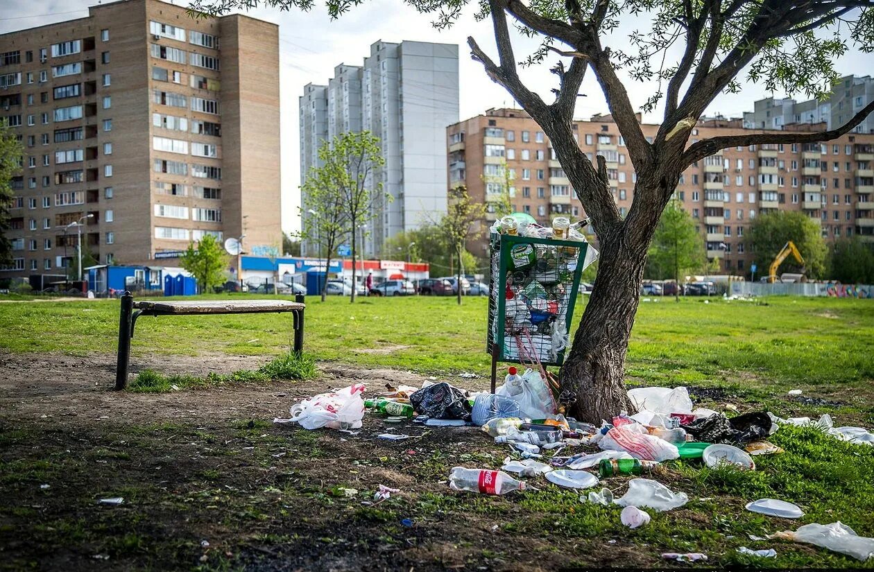 Москва после каникул. Загрязненный парк.