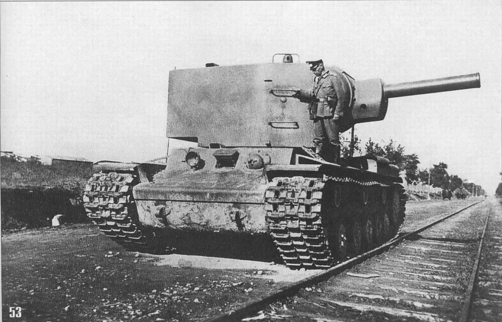 Кв 1с против кв 2. Подбитый кв-1. Танк тигр после попадания кв 2. Танк кв 220 т. Тигр против кв2.