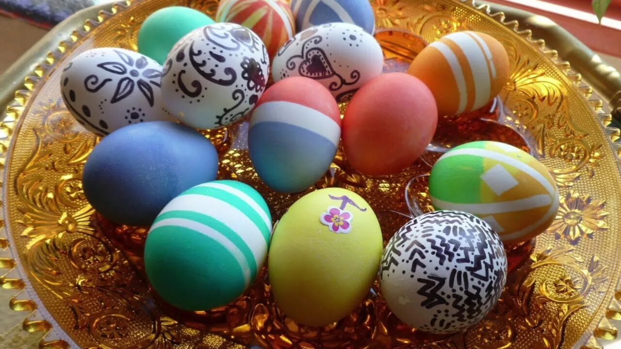 Яйца драже пасхальные на Пасхе. Обычай красить яйца. Драже яйца пасхальные. В Испании на Пасху красят яйца.