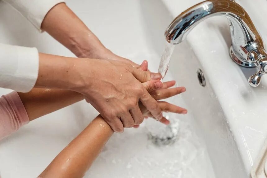 Раковина для рук. Девушка моет руки. Мыть руки фото. Помыл руки помой раковину.