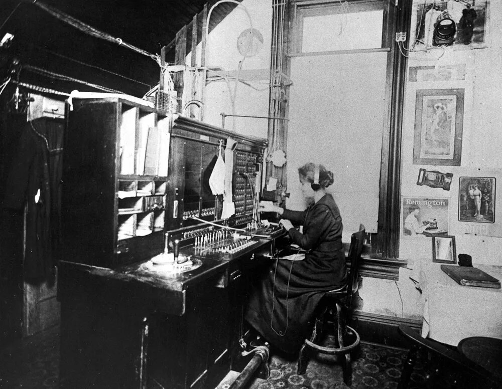 Телефон 1900. Алмон Строуджер. Московская телефонистка 19 век. Телефонная станция. Первая телефонная станция.