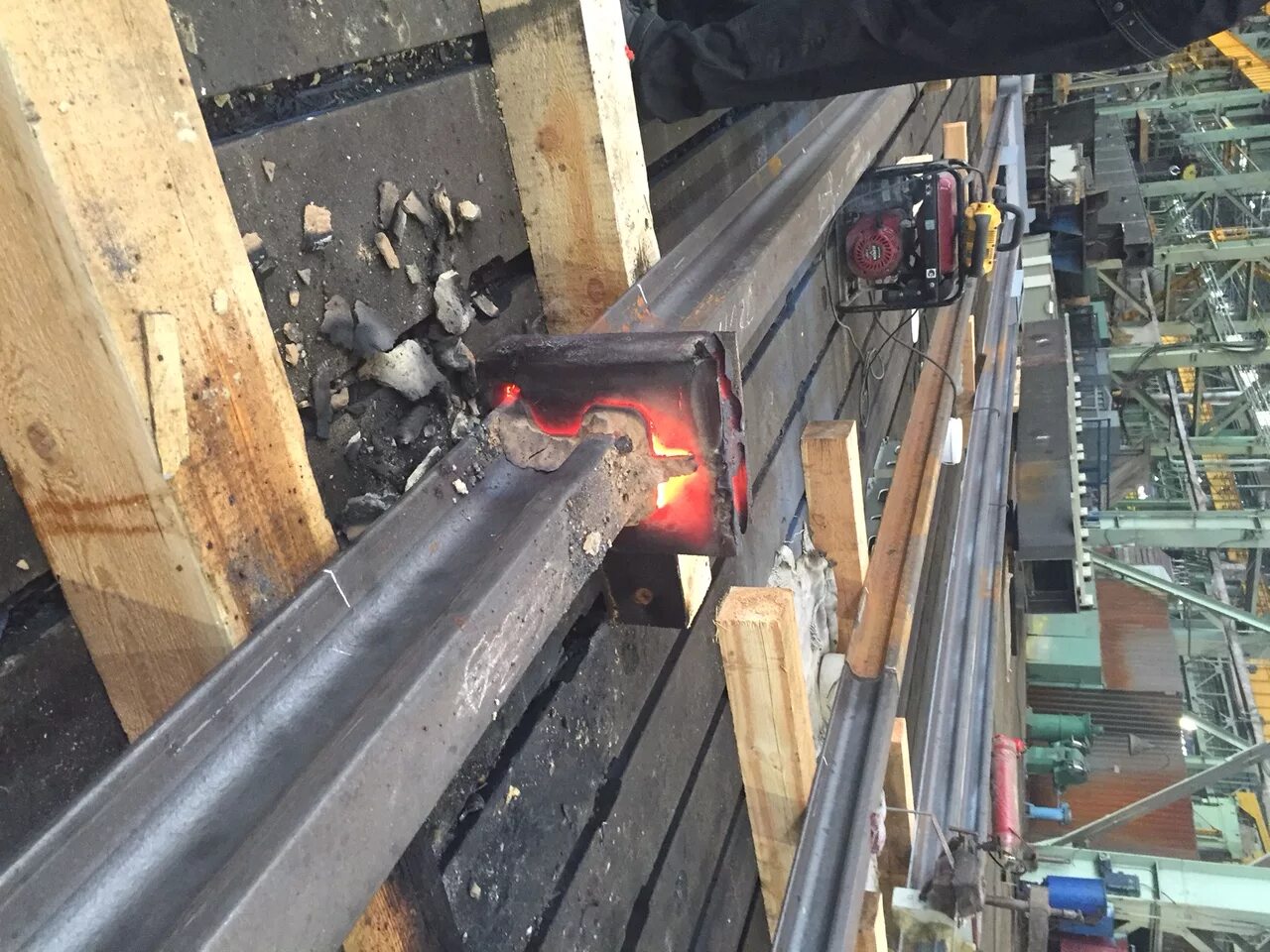 Электроконтактная сварка рельсов технология. 2479 сварка рельсы. Как сваривают рельсы. Термитная сварка рельсов. Стыковая сварка рельсов оплавлением.