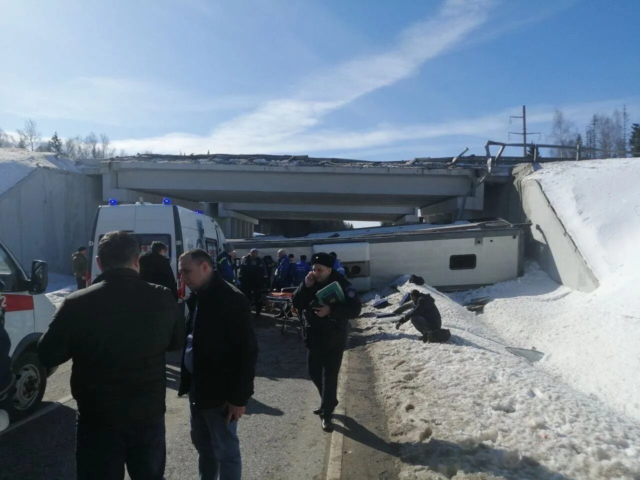 Новости про упавший автобус в санкт петербурге. В подмосковье автобус упал с моста. в подмосковье автобус упал с эстакады.