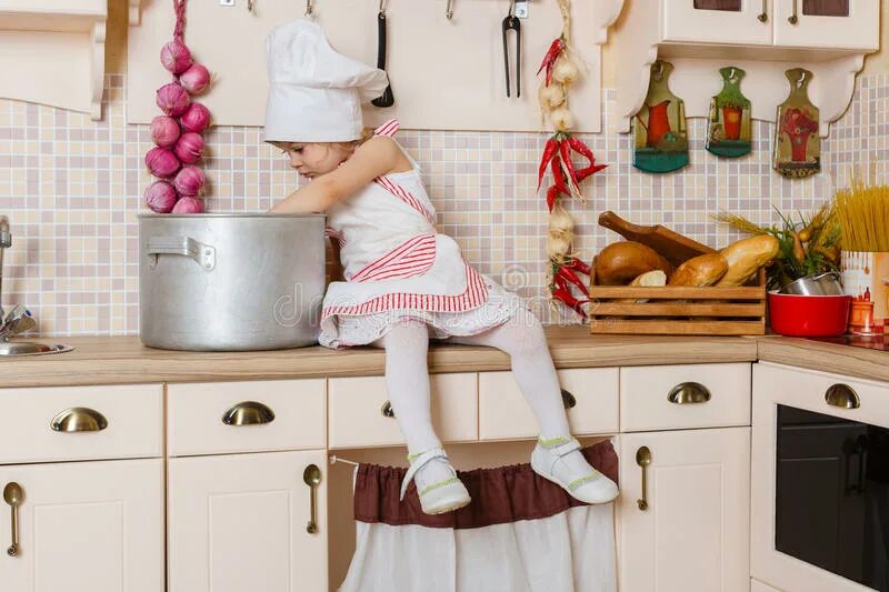 Сядь на кухне. Фартук для девочки. Девушка в фартуке на кухне. Маленькие кухни для девочек. Фартуки для девочек для кухни.
