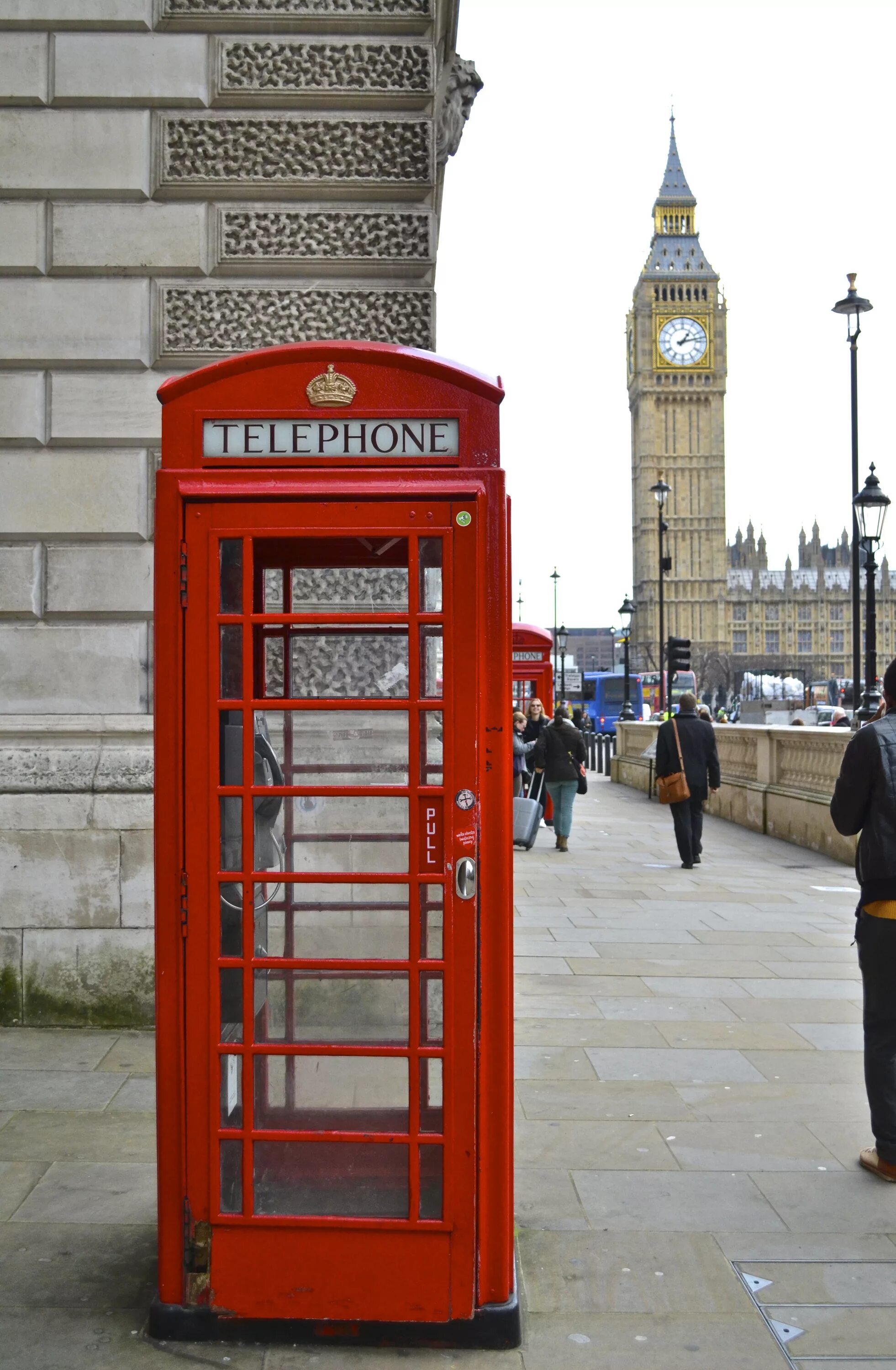 Красная будка в Лондоне. Телефонная будка Лондон. Телефонная будка Британия. Телефонная будка Лондон Великобритания. Британия телефон