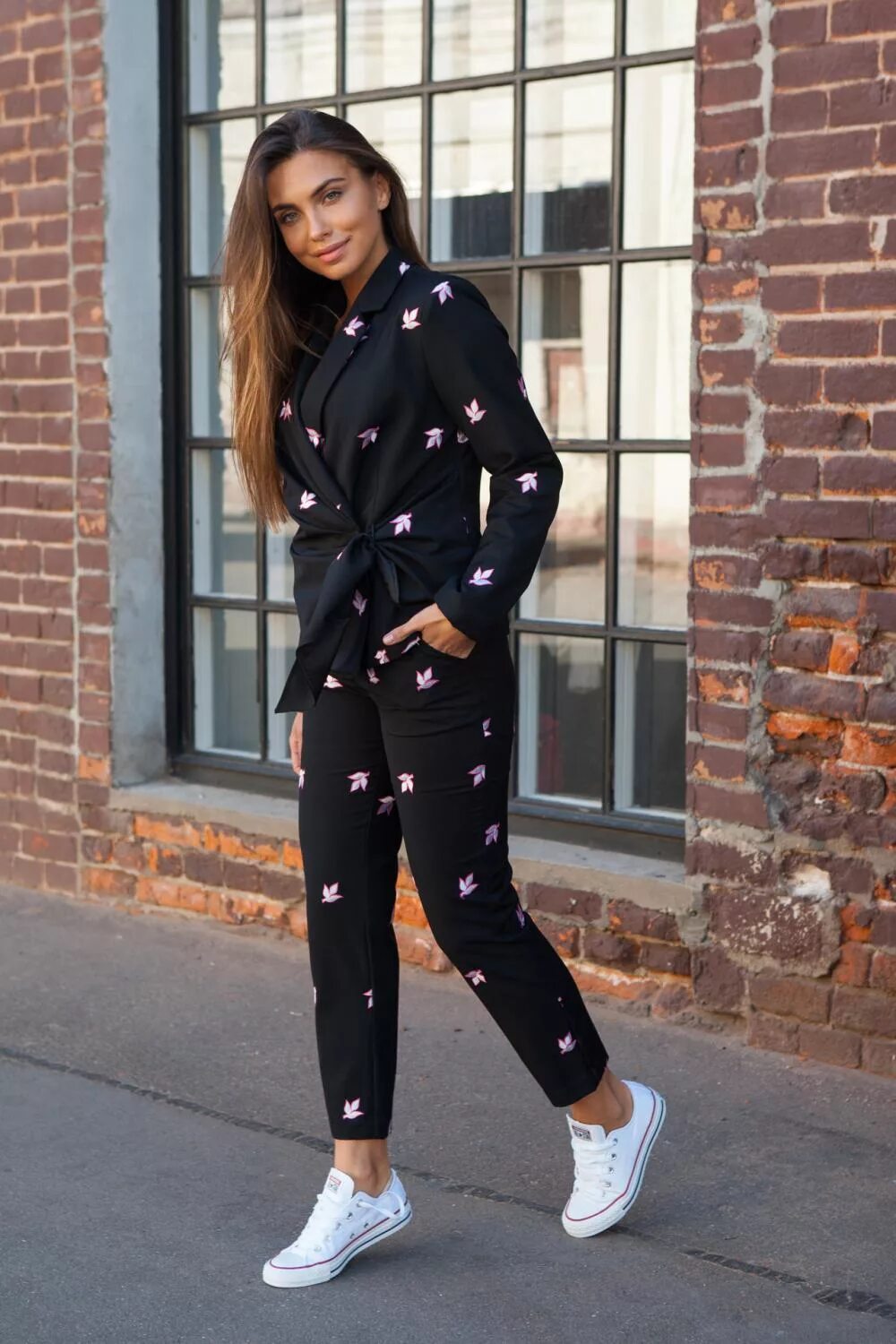 Костюм под спортивный. Кеды под костюм женский. комбинезон с кроссовками. кроссовки под костюм женский. комбинезон женский с кроссовками.