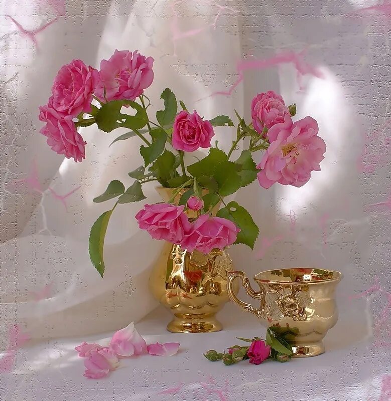 Цветы утром гифы. Цветы в вазах. Красивые цветы в вазе. Чудесные цветы в вазе. Хорошего настроения и удачного дня цветы.
