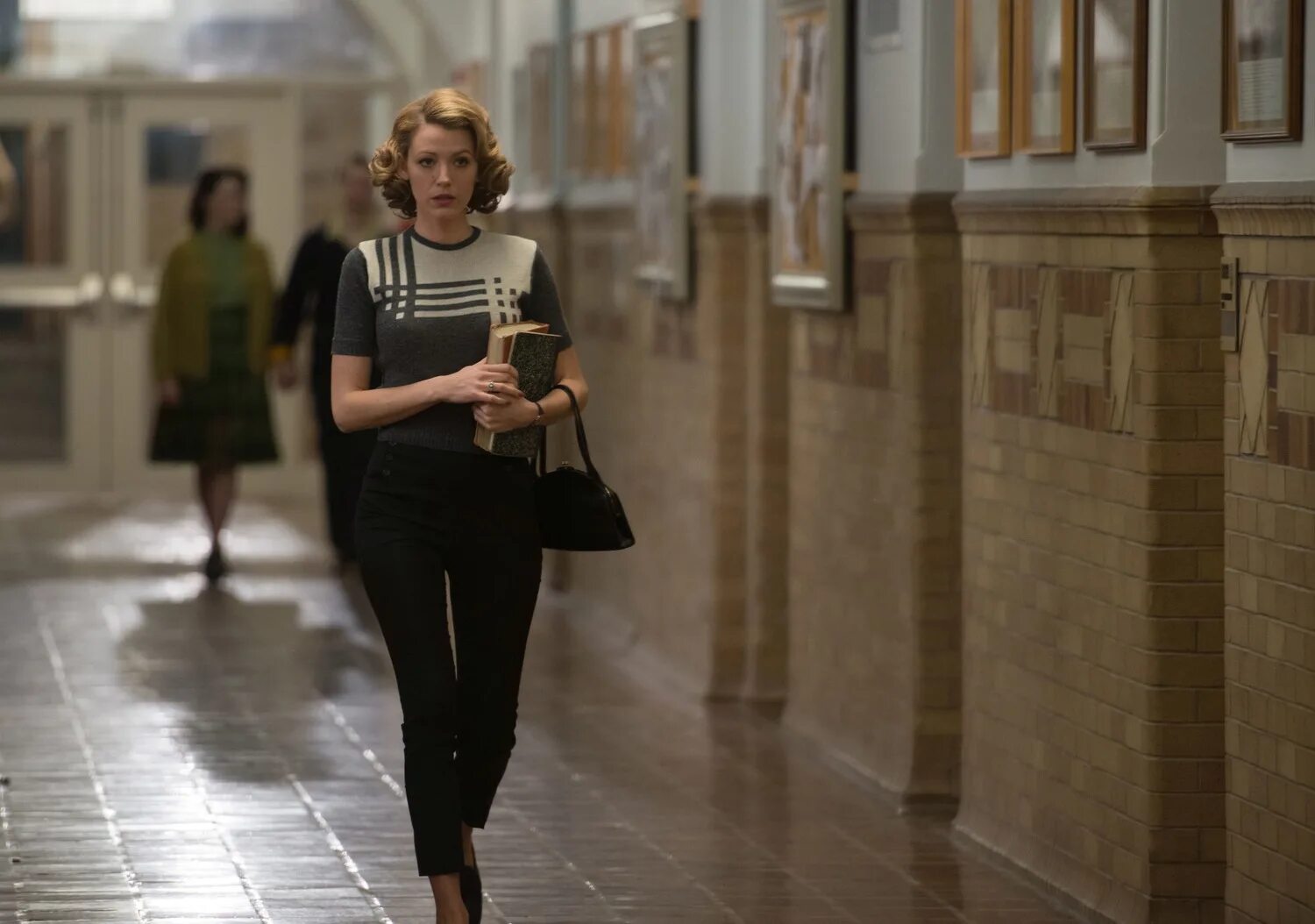 Век адалин зеленое пальто. Век адалин кадры. Век адалин дочь. Век адалин суть. Век адалин 1920.