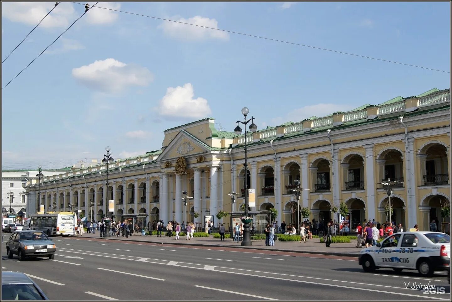 Гостиницы санкт петербурга гостиный двор. Большого Гостиного двора на Невском проспекте. Универмаг Гостиный двор Санкт-Петербург.