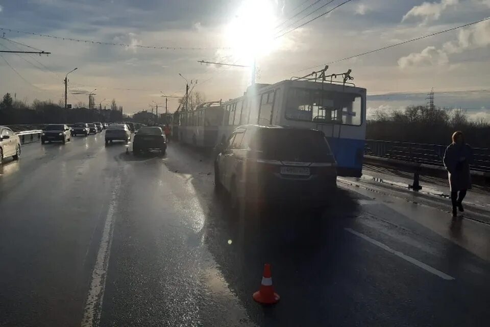 Брянск 6 октября. Авария на мосту Брянск. Машина на дороге. Авария в Брян сегодня утром.