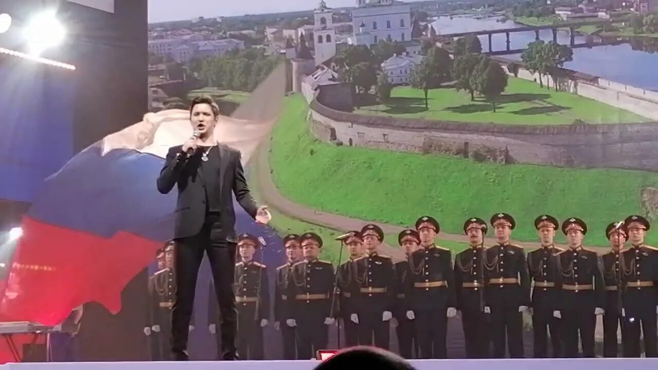 Чернецов концерт. Праздничный концерт. концерт в честь крыма. концерт в крыму 2025. присоединение крыма к россии квн русская дорога.