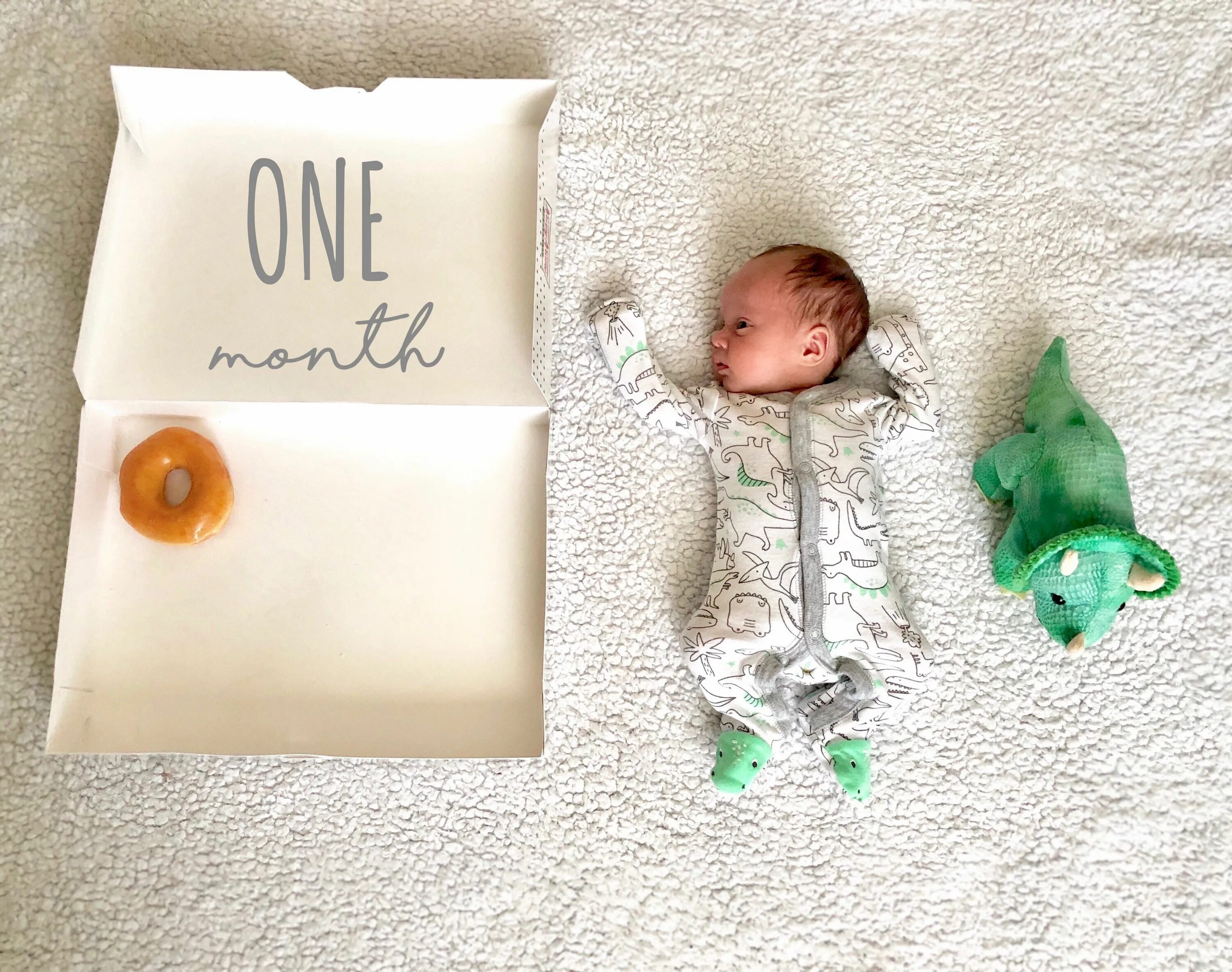 Один месяц мальчику для фотосъёмки. Месяц жизни новорожденного. Открытка один месяц мальчику. 1 Month Baby. Малыш в первый месяц жизни