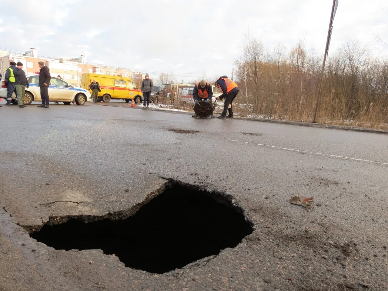 Ярославль дороги сегодня. Яма на дороге. Яма в асфальте. Провал асфальта. Ямы Ярославль.