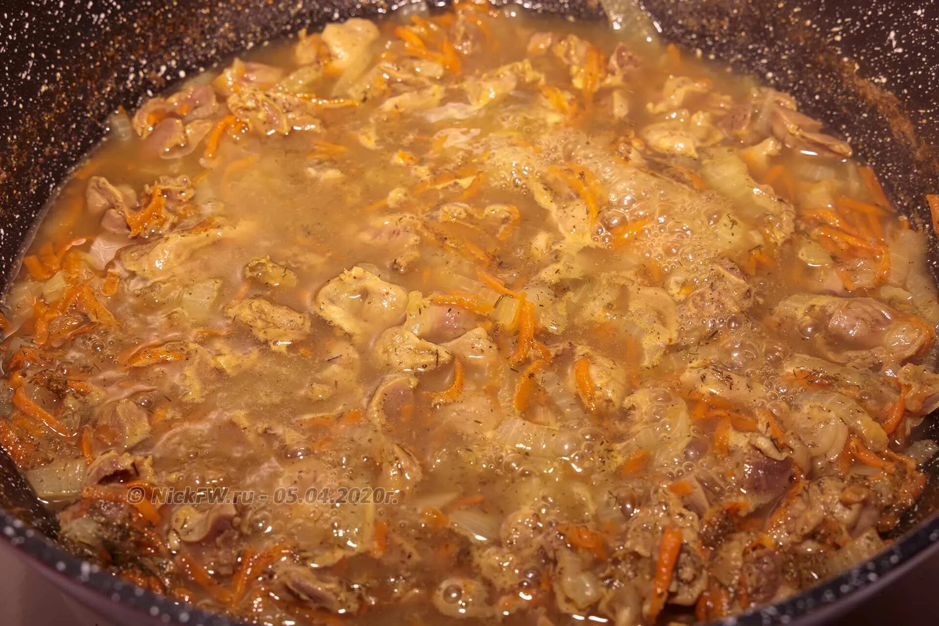 Как вкусно приготовить желудки куриные на сковороде. Желудочки куриные тушеные. курочка тушеная с морковкой и луком. желудки тушеные с морковью и луком. тушеные куриные желудки.