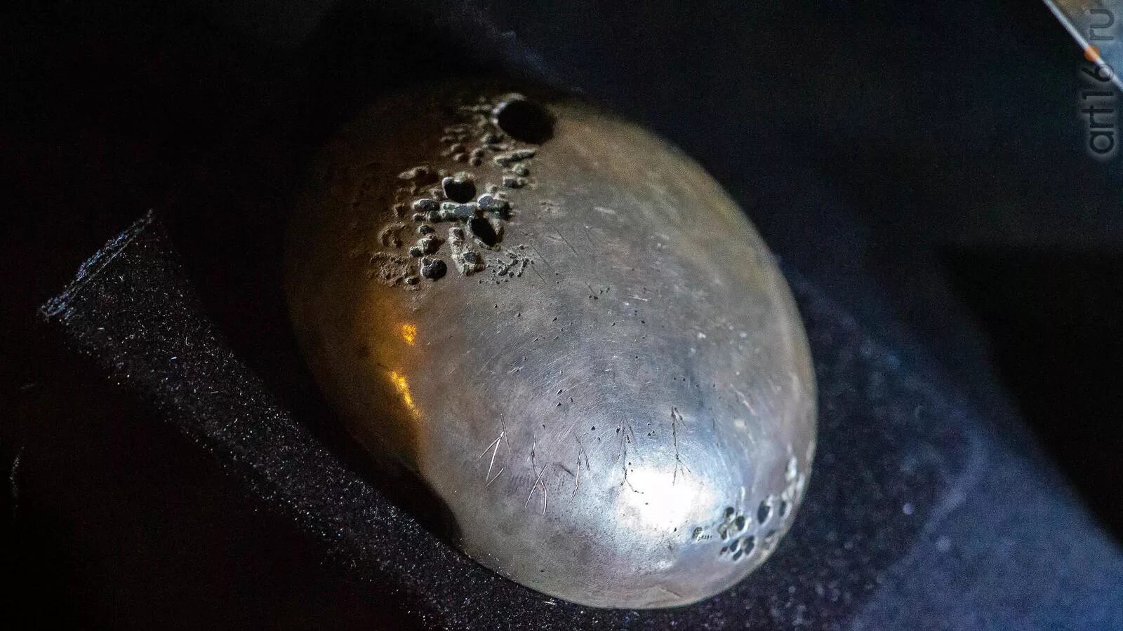 Серебряная чаша с 26 знаками. Иссыкские курганы. Серебряная чаша с 26 знаками. Монгольская серебряная чаша антикварная. Курган иссык серебряная чаша.