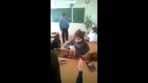 Показала в школе мальчикам