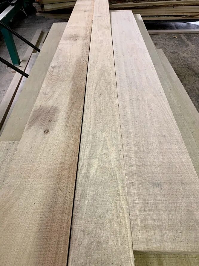 дуб обрезной. доска дубовая обрезная сухая 30 мм. доска дубовая 30 мм сортамент. очищенные доски дуба. доска дуба необрезной лесокомбинат.