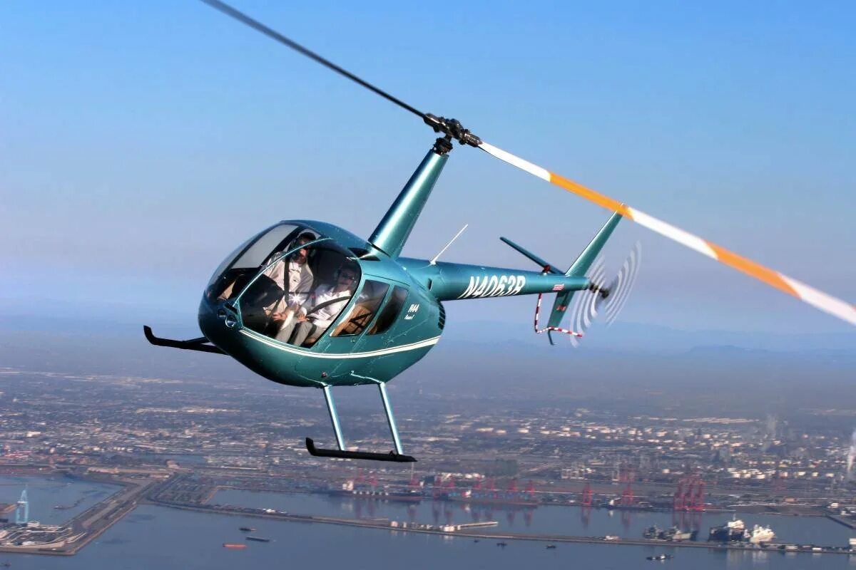 Вертолет москва полет. Robinson r44. Robinson r44 в воздухе. Полет на вертолете Robinson r44. Робинсон 44 полет.