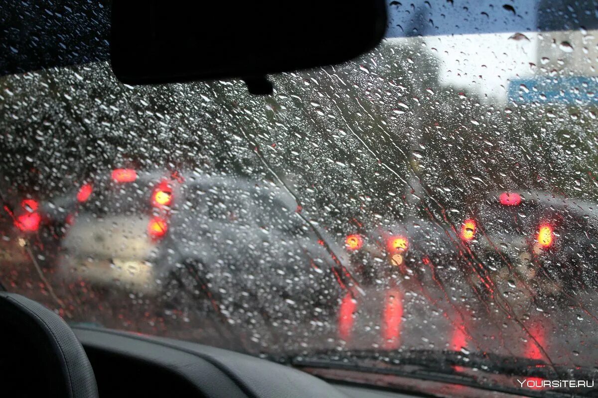 Хорошо в машине в дождь. Машина дождь. Дождик на стекле машины. Лобовое окно машины. Лобовое стекло вид из машины.