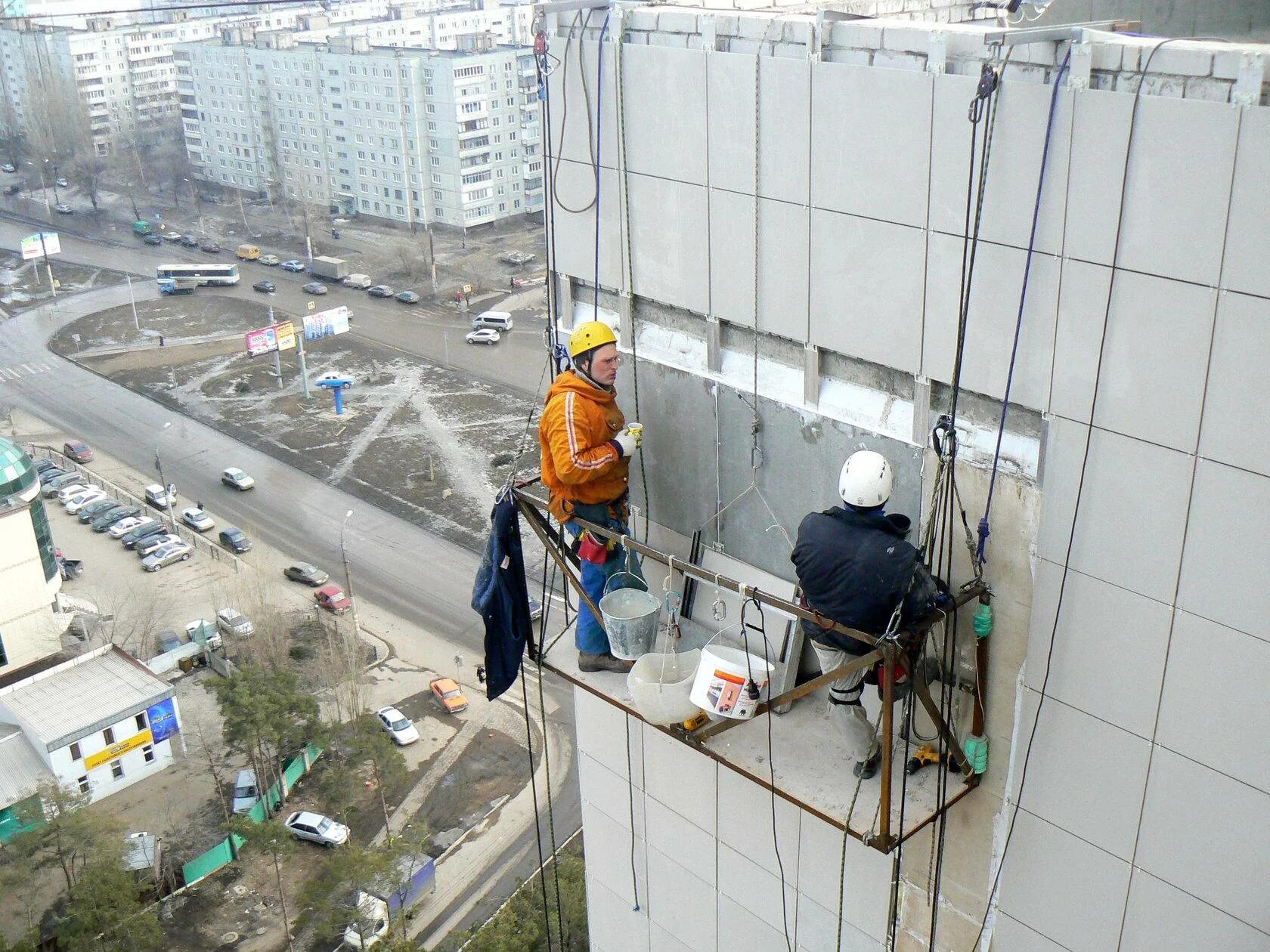 Монтаж фасадов зданий. Монтажник фасадов. монтажник вентилируемых фасадов. фасадчик вентилируемых фасадов.