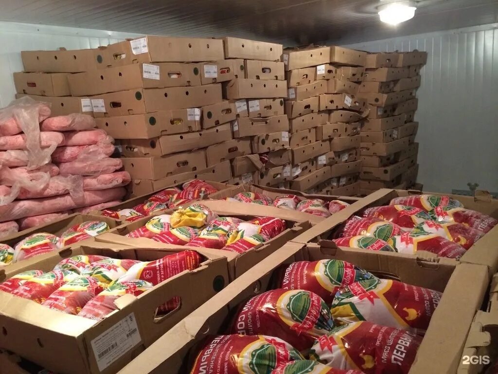 Оптовый рынок продуктов. Склад продуктов. Ассортимент фруктов и овощей. Овощи и фрукты. Склад продуктов.