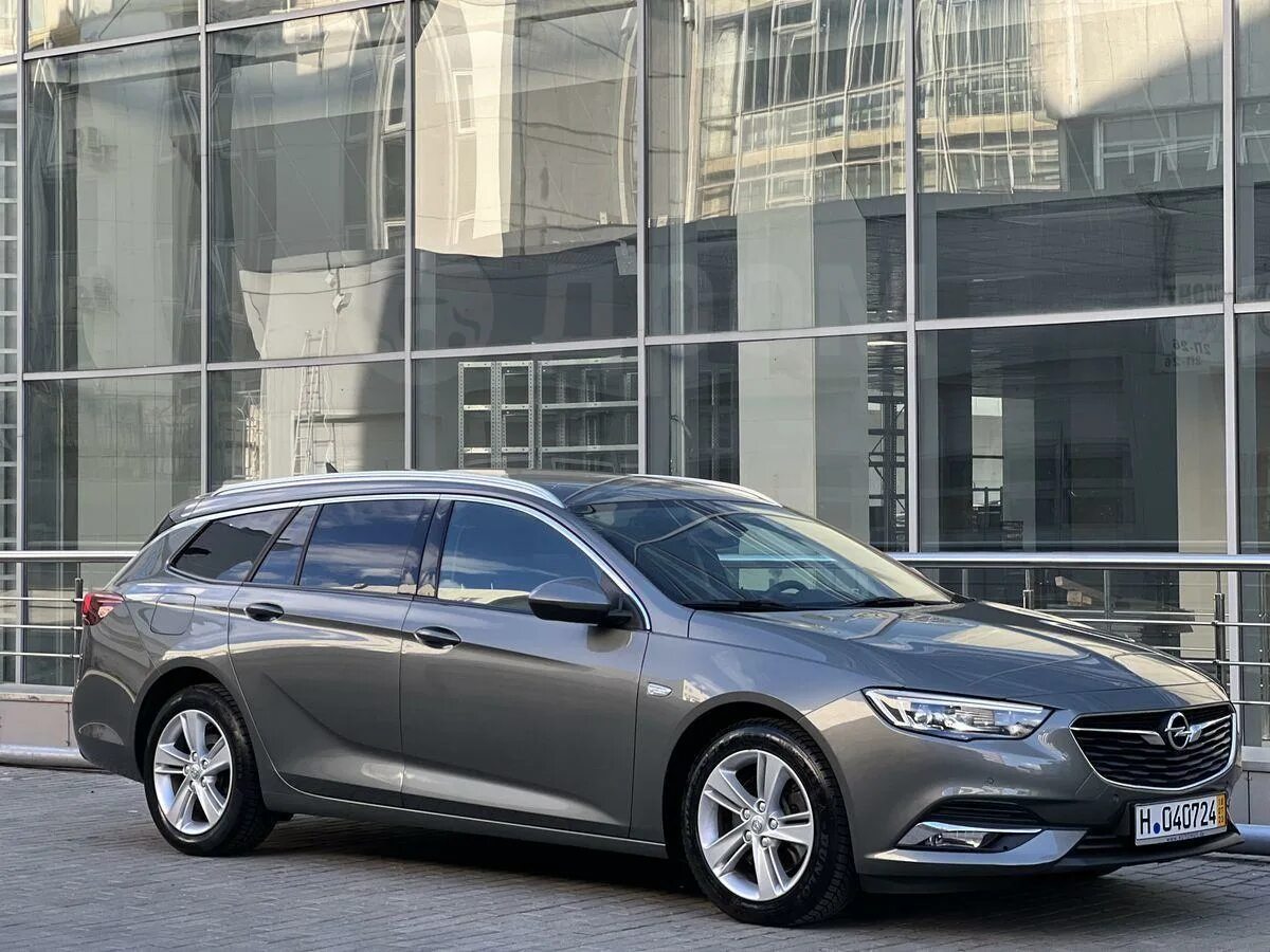 Инсигния 2019. Самый заряженный Опель Инсигния универсал с панорамой. Opel Insignia b 2019 АКБ. Машины 2019 года фото.