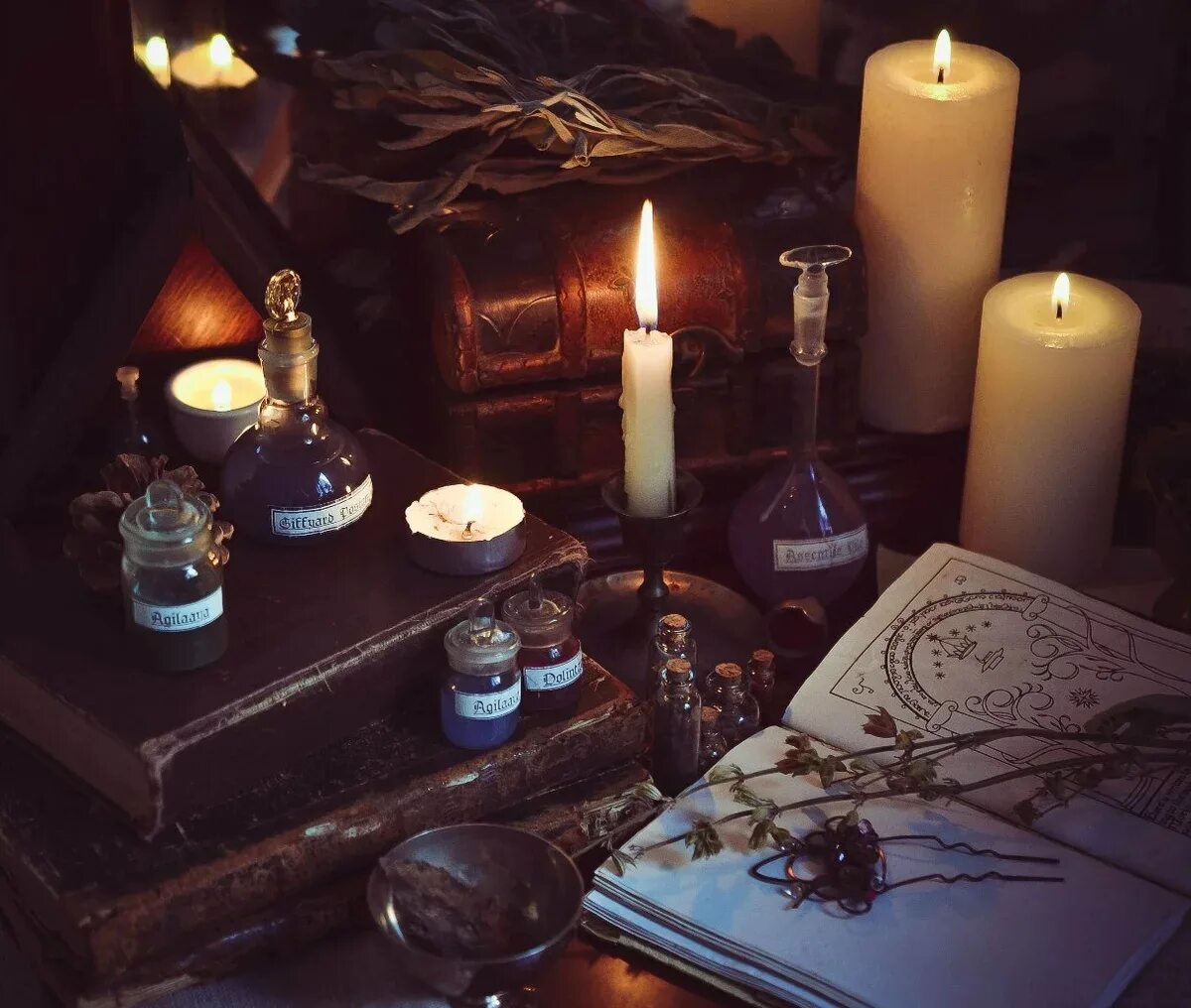 Ритуалы белой магии. Магические свечи. Свечи колдовство. Магические атрибуты. Магический ритуал.