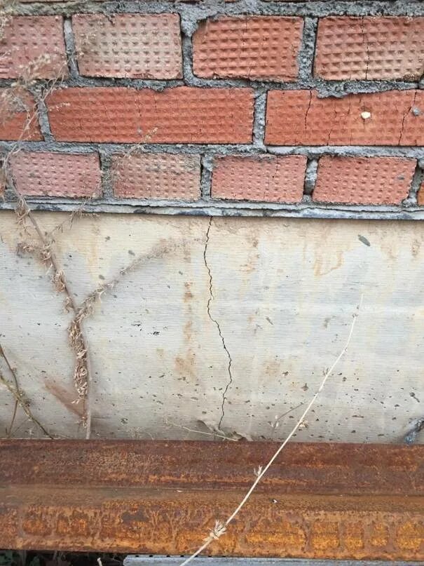 Как укрепляют опоры в которых трещины. Усадочные трещины в бетоне. трещины в фундаменте. волосяные трещины в фундаменте. мелкие трещины на фундаменте.