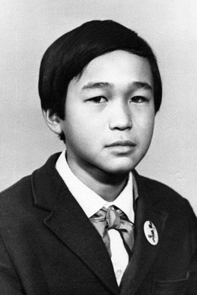 Виктор цой в молодости. Роберт цой в молодости. Мальчик цой. Папа виктора цоя. Цой в молодости.